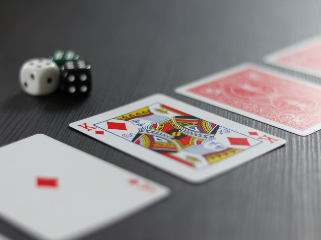 玩撲克牌示意圖（圖片來源：canva）